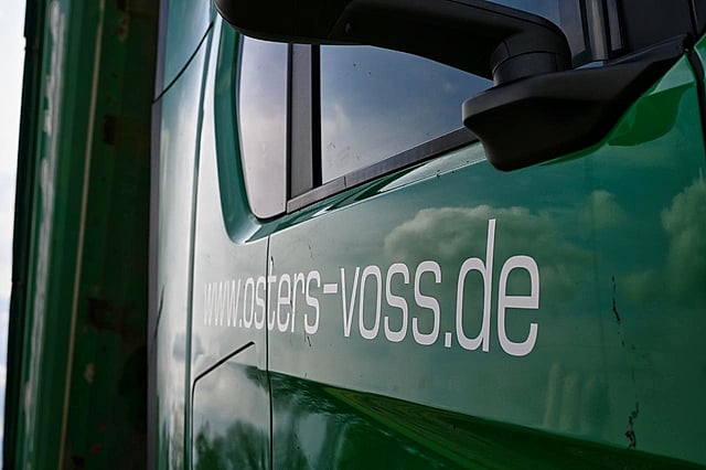 Fahrertür eines grünen Lkw von Osters & Voß Logistics in Perleberg – Stelle als LKW-Fahrer