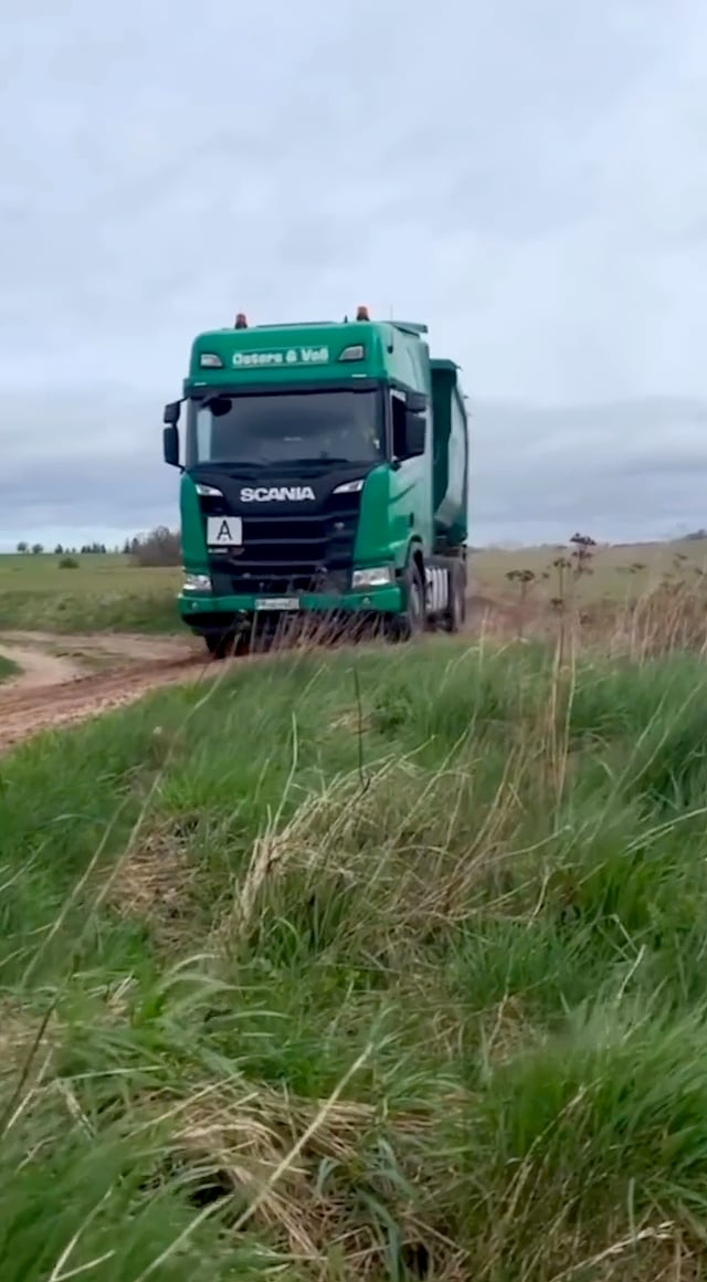 Lkw von Osters & Voß Logistics auf einem Feldweg