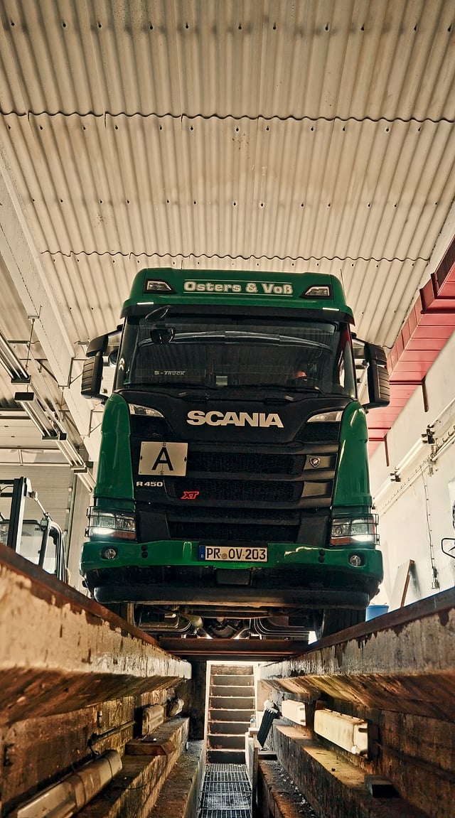 Scania-Zugmaschine in der Lkw-Werkstatt von Osters & Voß Logistics in Perleberg